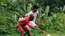 Pemain depan timnas U-23 Indonesia, Agung Supriyanto (kanan) menghindari hadangan pemain Martapura FC saat laga uji coba di National Youth Training Centre, Sawangan, Depok (4/1/2015). (Liputan6.com/Helmi Fithriansyah)