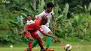 Pemain depan timnas U-23 Indonesia, Agung Supriyanto (kanan) menghindari hadangan pemain Martapura FC saat laga uji coba di National Youth Training Centre, Sawangan, Depok (4/1/2015). (Liputan6.com/Helmi Fithriansyah)