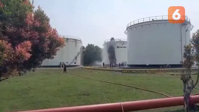 Damkar Luwu berupaya padamkan kebakaran di Depo Pertamina Luwu (Liputan6.com/Istimewa)