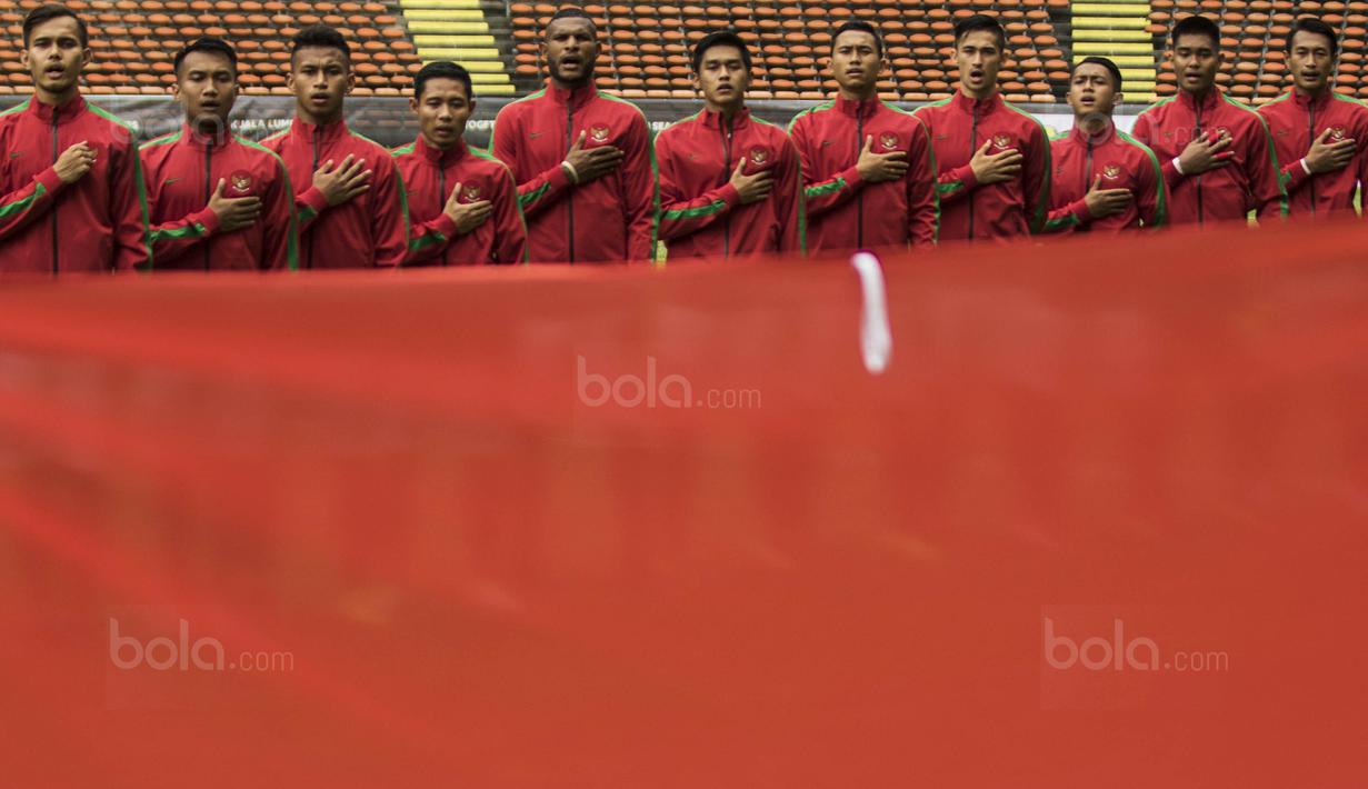 Para pemain Timnas Indonesia menyanyikan lagu Indonesia Raya sebelum melawan Thailand pada laga SEA Games di Stadion Shah Alam, Selangor, Selasa (15/8/2017). Kedua negara bermain imbang 1-1. (Bola.com/Vitalis Yogi Trisna)