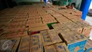Petugas BPOM menata kardus barang bukti jamu kemasan botol di kantor BPOM Yogyakarta, Rabu (30/3/2016). BPOM Yogyakarta berhasil mengamankan 1.800 kardus jamu tradisional tanpa izin edar. (Foto: Boy Harjanto)