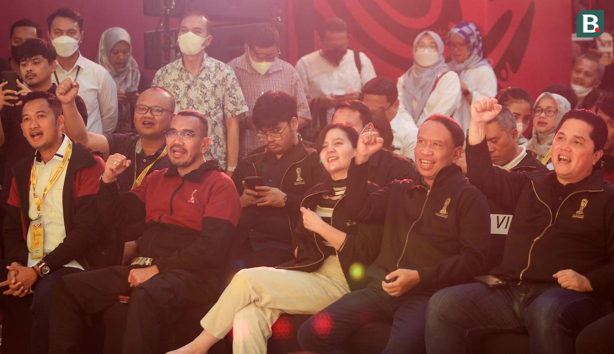 <p>Ketua Umum PSSI, Erick Thohir dan sejumlah undangan menikmati penampilan dari JFlow&nbsp;saat launching merchandise resmi Piala Dunia U-20 2023 di Atrium Mall FX Sudirman, Senayan, Jakarta, Rabu (08/03/2023). (Bola.com/Bagaskara Lazuardi)</p>