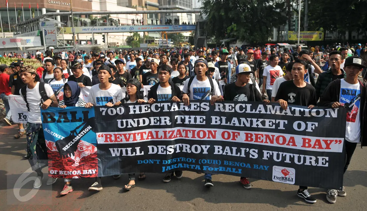 Aktivis 'For Bali' membentangkan spanduk saat kegiatan Car Free Day (CFD) di Bundaran HI, Jakarta, Minggu (10/4). Mereka menolak rencana reklamasi Teluk Benoa menyusul adanya wacana proyek tersebut akan berjalan terus. (Liputan6.com/Gempur M Surya)