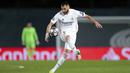 Striker Real Madrid, Karim Benzema, mengontrol bola saat melawan Atalanta pada laga Liga Champions di Stadion Alfredo di Stefano, Rabu (17/3/2021). Real Madrid menang dengan skor 3-1. (AP/Bernat Armangue)