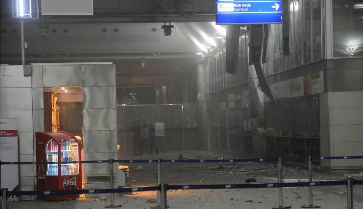 Kondisi pintu masuk Bandara Atarturk, Istanbul, Turki, yang dihantam ledakan bom, Selasa (28/6). Bom bunuh diri tersebut setidaknya menewaskan 36 orang dan hampir 150 lainnya terluka. (140journo/via Reuters)
