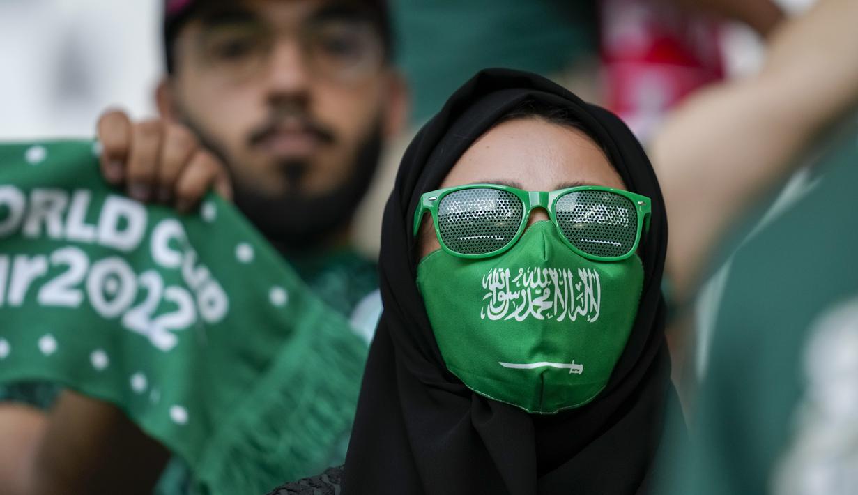 <p>Fans wanita Arab Saudi menonton pertandingan grup C Piala Dunia antara Polandia dan Arab Saudi, di Education City Stadium di Al Rayyan, Qatar, Sabtu, 26 November 2022. (AP Photo/Darko Vojinovic)</p>