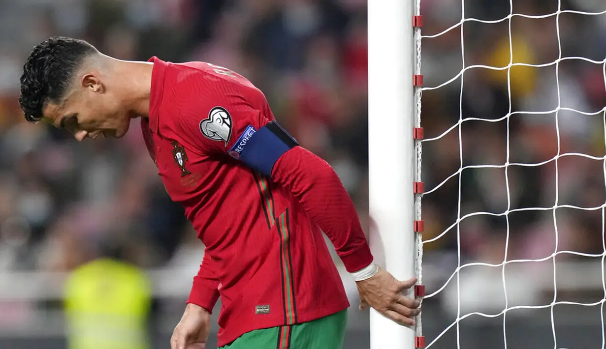 Reaksi pemain Portugal Cristiano Ronaldo saat melawan Serbia pada pertandingan kualifikasi Grup A Piala Dunia 2022 di Stadion Luz, Lisbon, 14 November 2021. Serbia menang 2-1. (AP Photo/Armando Franca)