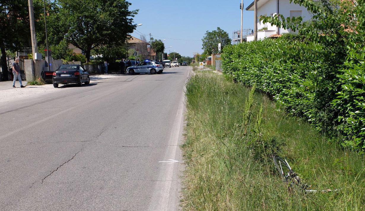 Sepeda Nicky Hayden  yang terlempar usai mengalami tabrakan di Rimini, Italia, Rabu (17/5/2017) waktu setempat. Nicky meninggal setelah lima hari dirawat. (Tommaso Torri/ANSA via AP)