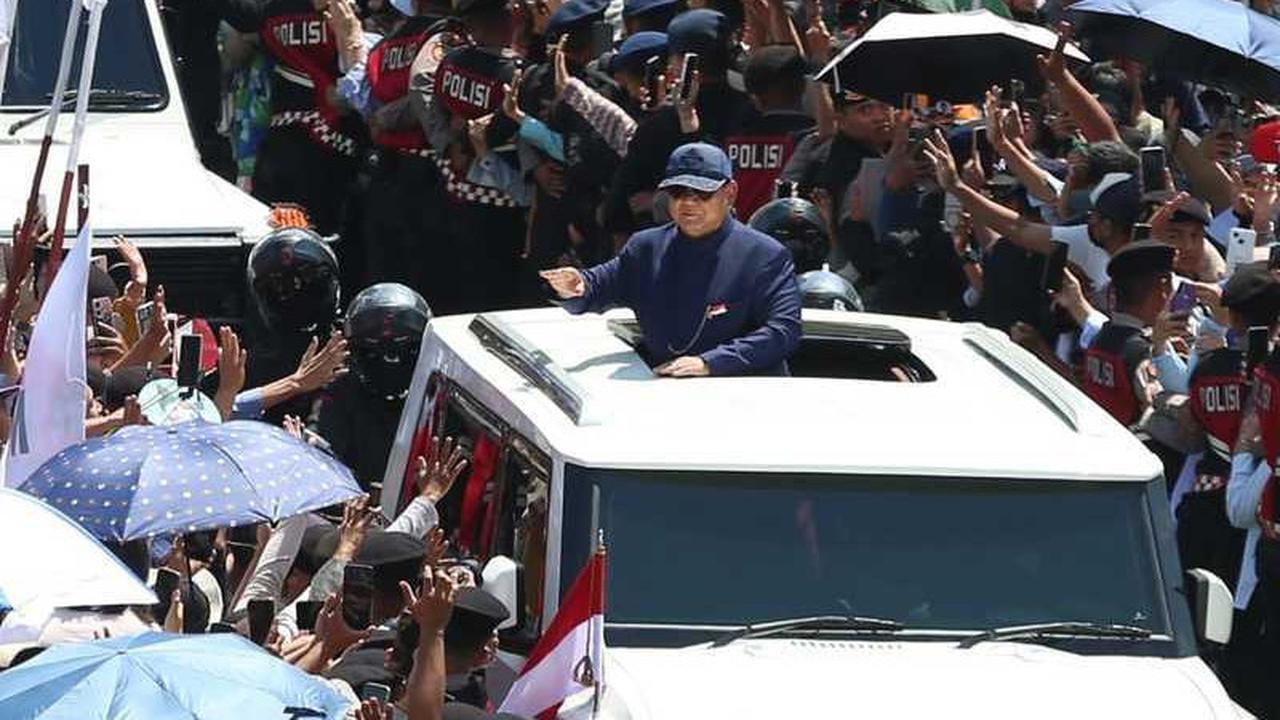 ⁠Ini Sosok yang Berani Panjat Mobil Maung Garuda Prabowo di Tengah Keramaian saat Menuju Istana