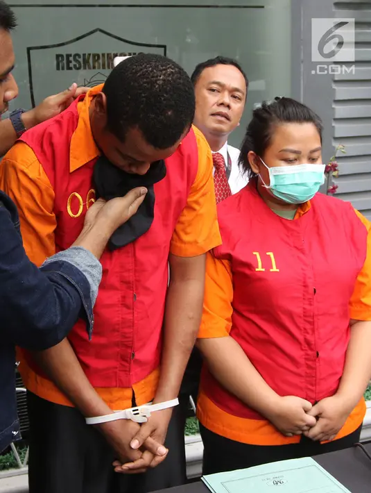Tersangka diperlihatkan saat rilis kasus tindak pidana penipuan melalui Facebook dan WhatsApp di Polda Metro Jaya, Jakarta, Rabu (18/4). ASE alias Donal Key berpura-pura sebagai pensiunan tentara AS untuk mengelabui korban. (Liputan6.com/Arya Manggala)