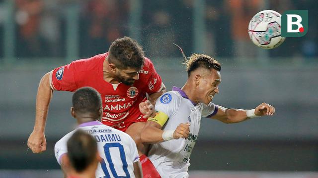 Foto: Melihat Sengitnya Duel Udara Pemain Persija Kontra Persita di BRI Liga 1