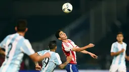 Pemain Paraguay, Miguel Almiron mengontrol bola dalam pertandingan tandangnya melawan Argentina di stadion Mario Kempes, Cordoba, Argentina (11/10). Paraguay sebagai tim tamu menang 0-1 atas Argentina. (REUTERS/Marcos Brindicci)