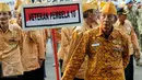 Sejumlah veteran pejuang kemerdekaan mengikuti pawai yang dimulai dari Museum Satria Mandala menuju Gelora Bung Karno, Jakarta, Selasa (11/8/2015). Pawai tersebut merupakan puncak peringatan Hari Veteran Nasional. (Liputan6.com/Yoppy Renato)