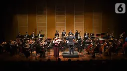 Jakarta Concert Orchestra dengan konduktor Avip Priatna Mag.Art mementaskan konserto biola "Malam Tchaikovsky" di Usmar Ismail Hall, Jakarta, Jumat (21/02/2020). Konser bersama Galeri Indonesia Kaya menghadirkan violis asal Korea Selatan Sueye Park. (Liputan6.com/Fery Pradolo)