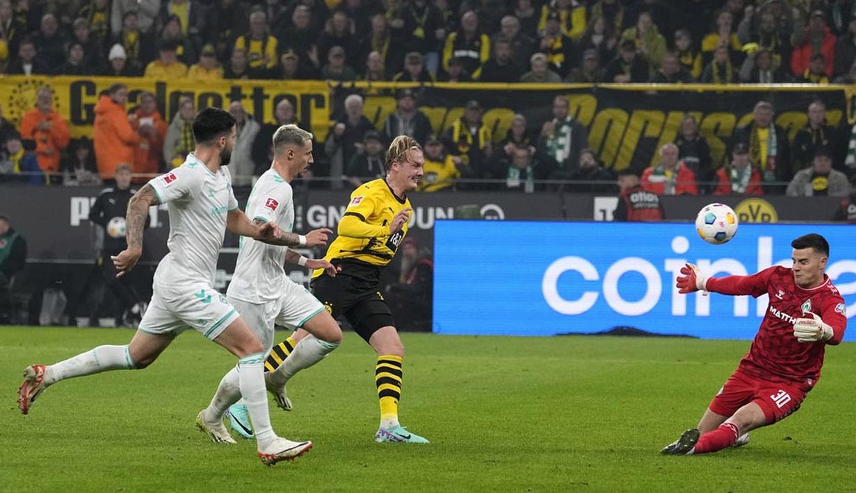 Pemain Borussia Dortmund, Julian Brandt, mencetak gol ke gawang Werder Bremen pada laga Bundesliga di Stadion Signal Iduna Park, Sabtu (21/10/2023). (AP Photo/Martin Meissner)
