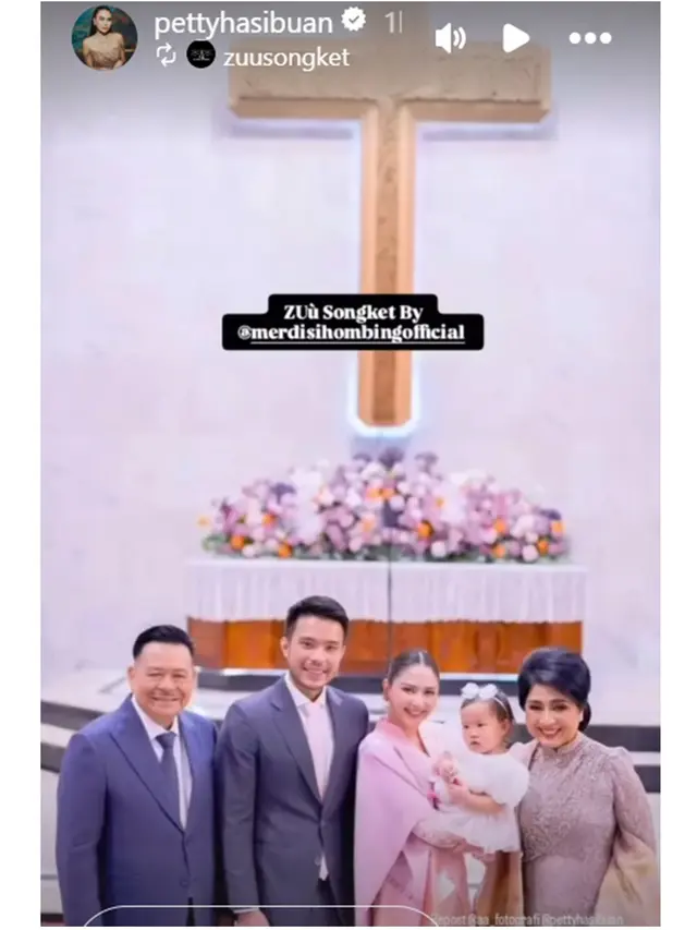 6 Potret Jessica Mila di Pembaptisan Putrinya, Padukan Songket dan Kebaya Pink