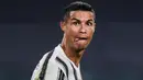 Ekspresi Cristiano Ronaldo saat melihat Dejan Kulusevski mencetak gol dalam laga Juventus menghadapi Sampdoria pada pertandingan Liga Italia di Turin. Dalam pertandinga tersebut Juventus menang 3-0 atas Sampdoria. (AFP/Miguel Medina)