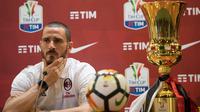 Kapten AC Milan Leonardo Bonucci memberi keterangan saat konferensi pers di stadion Olimpico, Roma, Italia, (8/5). AC Milan akan berhadapan dengan Juventus pada final Coppa Italia, Kamis (10/5/2018) dini hari WIB. (AP Photo/Maurizio Brambatti)