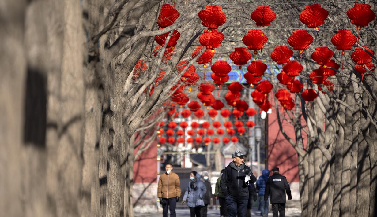 Lentera-lentara terpasang di sepanjang jalan ntuk menyambut Tahun Baru Imlek di sebuah taman umum di Beijing, Jumat, 20 Januari 2023. Berbagai hiasan dan pernak-pernik mulai menghiasi Taman di Beijing menjelang perayaan Tahun Baru Imlek. (AP Photo/Mark Schiefelbein)