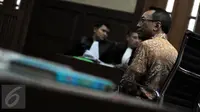 Mantan Menteri ESDM Jero Wacik  ketika menjalani sidang pemeriksaan terdakwa di Pengadilan Tipikor, Jakarta, Senin (11/1). Terdakwa perkara korupsi DOM itu ingin JK dihadirkan sebagai saksi meringankan dalam persidangan. (Liputan6.com/Helmi Afandi)