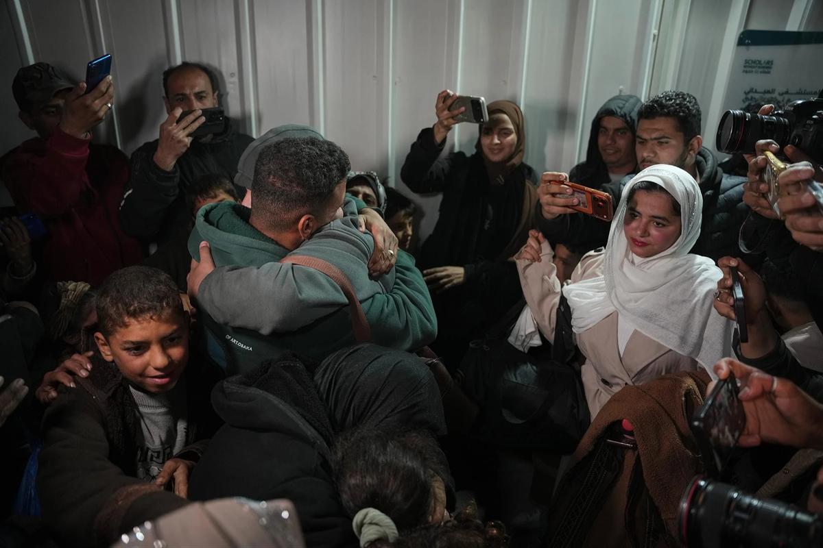 FOTO: Pelukan Haru Menyatukan Kembali Warga Gaza yang Terpisah Bertahun Tahun Akibat Serangan Israel