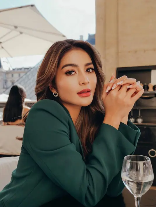 Usai berjalan-jalan, Debi pun mampir ke sebuah restoran yang ada di Paris. Tampil keren mengenakan busana seperti blazer, parasnya pun terlihat memesona yang menuai banyak pujian dari netizen. Aktris yang gemar berolahraga ini pun dipuji dengan makeupnya yang tampil flawless. (Liputan6.com/IG/@debisagita)