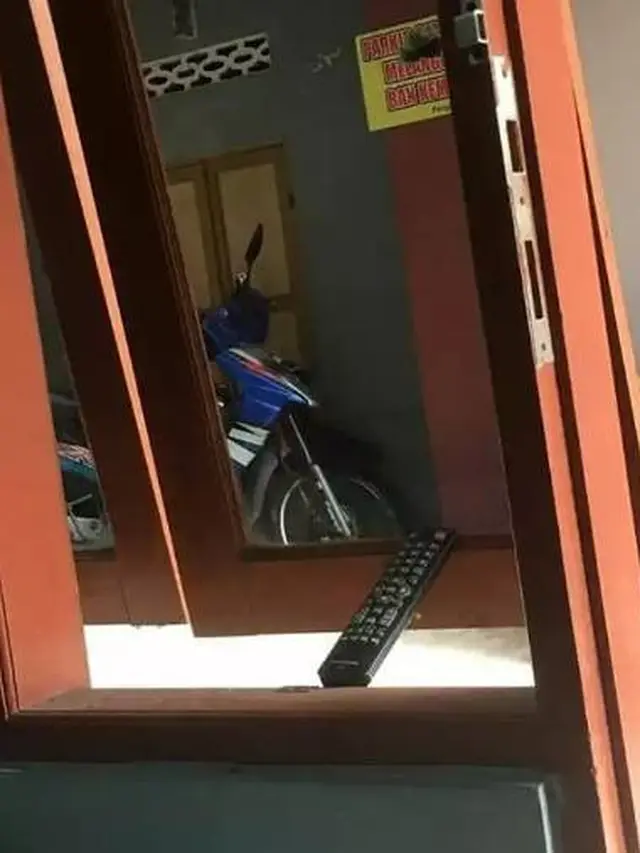 7 Potret Nyeleneh Ganjal Jendela, Ada yang Pakai Laptop Mahal
