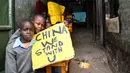Para murid sekolah dasar Kenya memegang plakat untuk mengekspresikan dukungan kepada China di Nairobi, ibu kota Kenya, pada 19 Februari 2020. Banyak anak di seluruh dunia membuat lukisan sebagai wujud solidaritas terhadap perjuangan China memerangi epidemi coronavirus baru. (Xinhua/Li Yan)