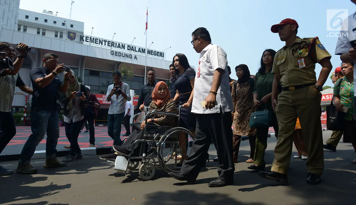 Anggota Komisi VIII DPr F-PDIP, Rieke Diah Pitaloka bersama drg Romi Syofpa Ismael tiba di Kemendagri, Jakarta, Rabu (31/7/2019). Kedatangan drg Romi yang didampingi Rieke ke Kemendagri untuk berkonsultasi dengan Mendagri Tjahjo Kumolo dan Dirjen Otonomi Daerah. (Liputan6.com/Johan Tallo)