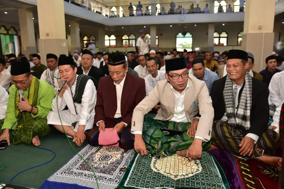 Calon Gubernur Jawa Barat melaksanakan salat Id di Masjid Besar Ujungberung, Kota Bandung (Istimewa)