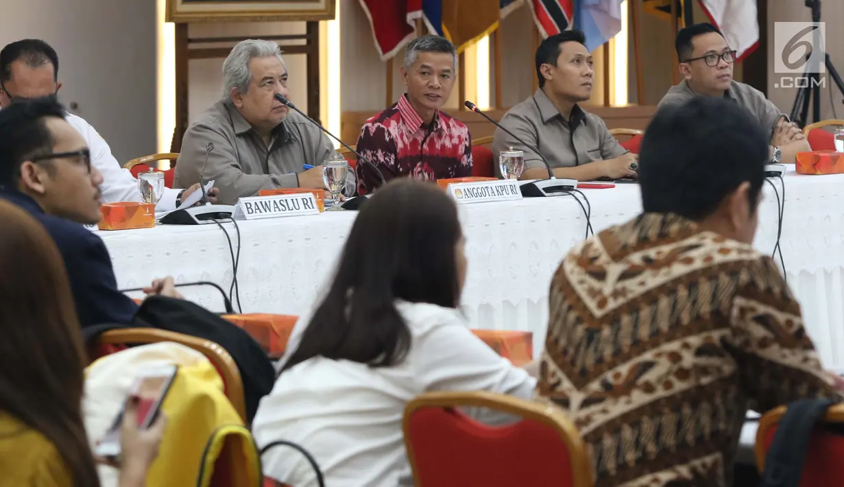 Komisioner KPU, Wahyu Setiawan (tengah) memimpin rapat bersama perwakilan parpol, Jakarta, Rabu (27/2). Rapat membahas jadwal kampanye dan rapat umum serta sosialisasi fasilitasi iklan kampanye Pemilu 2019 di media massa. (Liputan6.com/Helmi Fithriansyah)