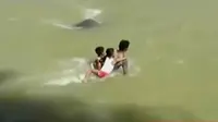 VIDEO: Jembatan Putus, Siswa SD Seberangi Sungai Deras ke Sekolah