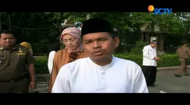 Bupati Purwakarta, Dedi Mulyadi mengancam akan memotong gaji PNS apabila bolos kerja usai cuti Lebaran.