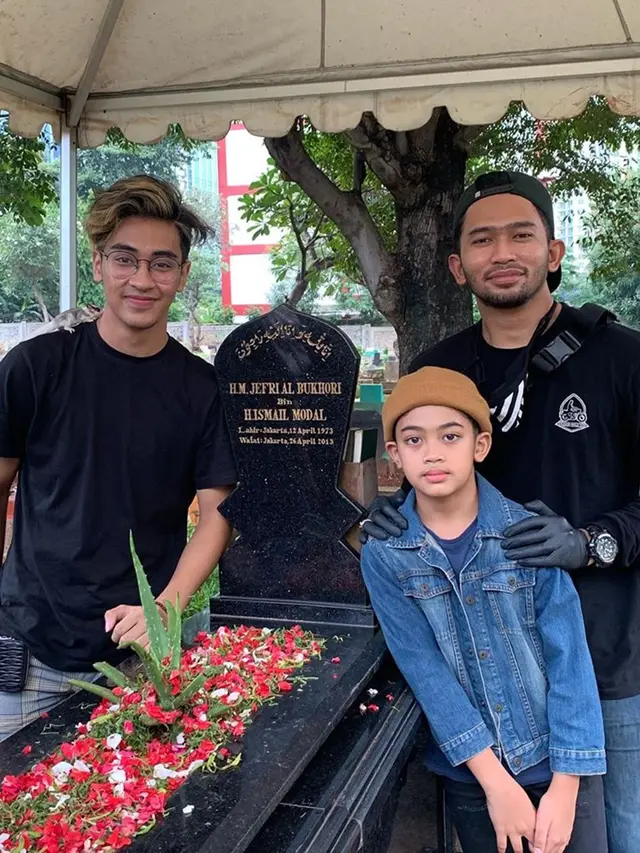 5 Momen Abidzar Al Ghifari Ziarah ke Makam Ustaz Jefri di Hari Ulang Tahunnya