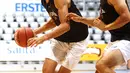 Bintang tenis Alexander Zverev (kiri) duel dengan Borna Coric dalam pertandingan persahabatan bola basket jelang Adria Tour di Zadar, Kroasia, Kamis (18/6/2020). Petenis Novak Djokovic menggelar Adria Tour untuk mempromosikan olahraga hingga penggalangan dana. (Xinhua/Pixsell/Marko Dimic)