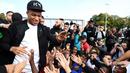 Bintang Prancis, Kylian Mbappe, menyapa anak-anak saat mengunjungi markas AS Bondy di Paris, Rabu (17/10). Kunjungan ke klub pertamanya ini dilakukan setelah dirinya meraih gelar Piala Dunia 2018. (AFP/Franck Fife)