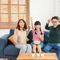 Miliki suasana rumah yang nyaman, hangat, dan tentunya estetik dengan mengikuti beberapa tips dan trik memilih sofa yang pas dan menarik untuk rumah. Yuk, klik di sini sekarang juga! (Foto dok: Freepik/our-team).