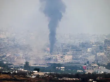 Gambar yang diambil dari posisi di perbatasan Israel dengan Jalur Gaza memperlihatkan kepulan asap hitam akibat pengeboman Israel di wilayah Palestina yang terkepung pada 18 Mei 2025. (Menahem KAHANA/AFP)