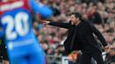 Pelatih Atletico Madrid, Diego Simeone, memberikan arahan kepada anak asuhnya saat melawan Liverpool pada laga matchday 1 League Phase Liga Champions 2025/2026 di Anfield, Kamis (18/9/2025) dini hari WIB. (AP Photo/Jon Super)