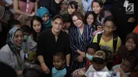 Penyanyi Afgan dan Rossa berpose dengan pasien anak-anak di RSCM, Jakarta, Senin (28/5). Acara tersebut merayakan ulang tahunnya Afgan yang ke-29 dan sekaligus menghibur pasien anak-anak. (Liputan6.com/Faizal Fanani)