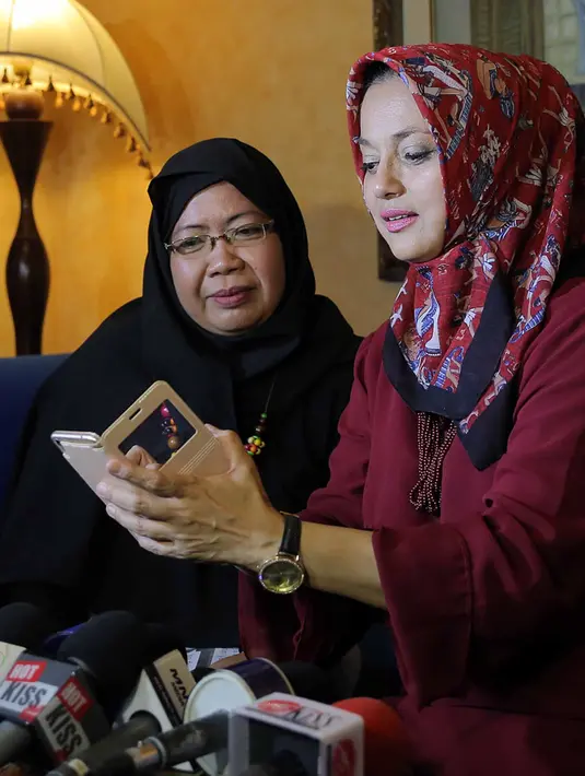 "Dia suka meneror tengah malam, dia nggak mau kirim sms atau WA," tutur Ine dalam konferensi pers yang digelar di Kediaman Marissa Haque, Selasa (11/10/2016) di Bintaro, Tangerang Selatan. (Deki Prayoga/Bintang.com)