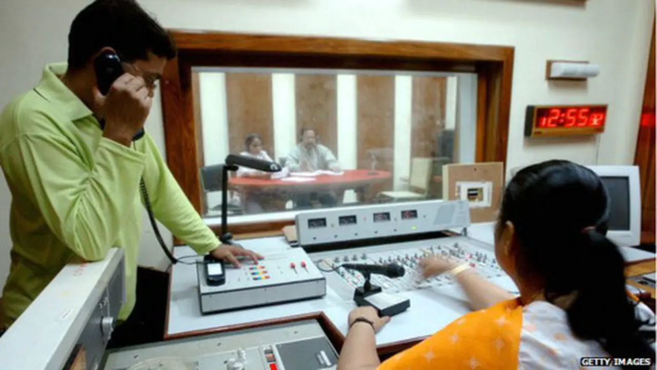 Radio India PHK 100 Penyiar di Atas Usia 35 tahun  
