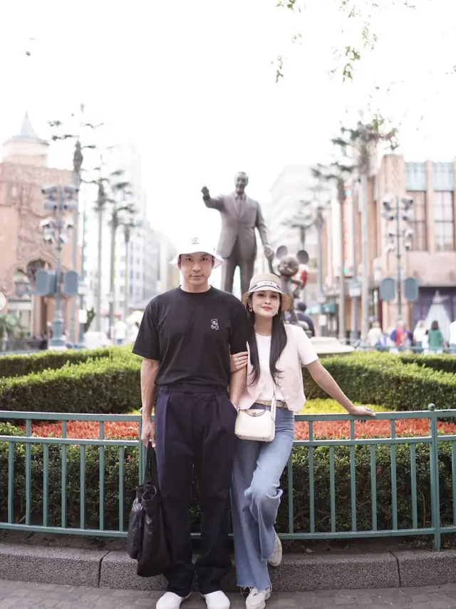 Sandra Dewi terlihat mesra dengan sang suami