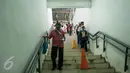Sejumlah penumpang menuruni tangga untuk melintasi terowongan penyeberangan penumpang di Stasiun Manggarai Jakarta, Senin (20/3). Terowongan ini diharapkan mempermudah akses penumpang menuju atau meninggalkan peron stasiun. (Liputan6.com/Gempur M. Surya)