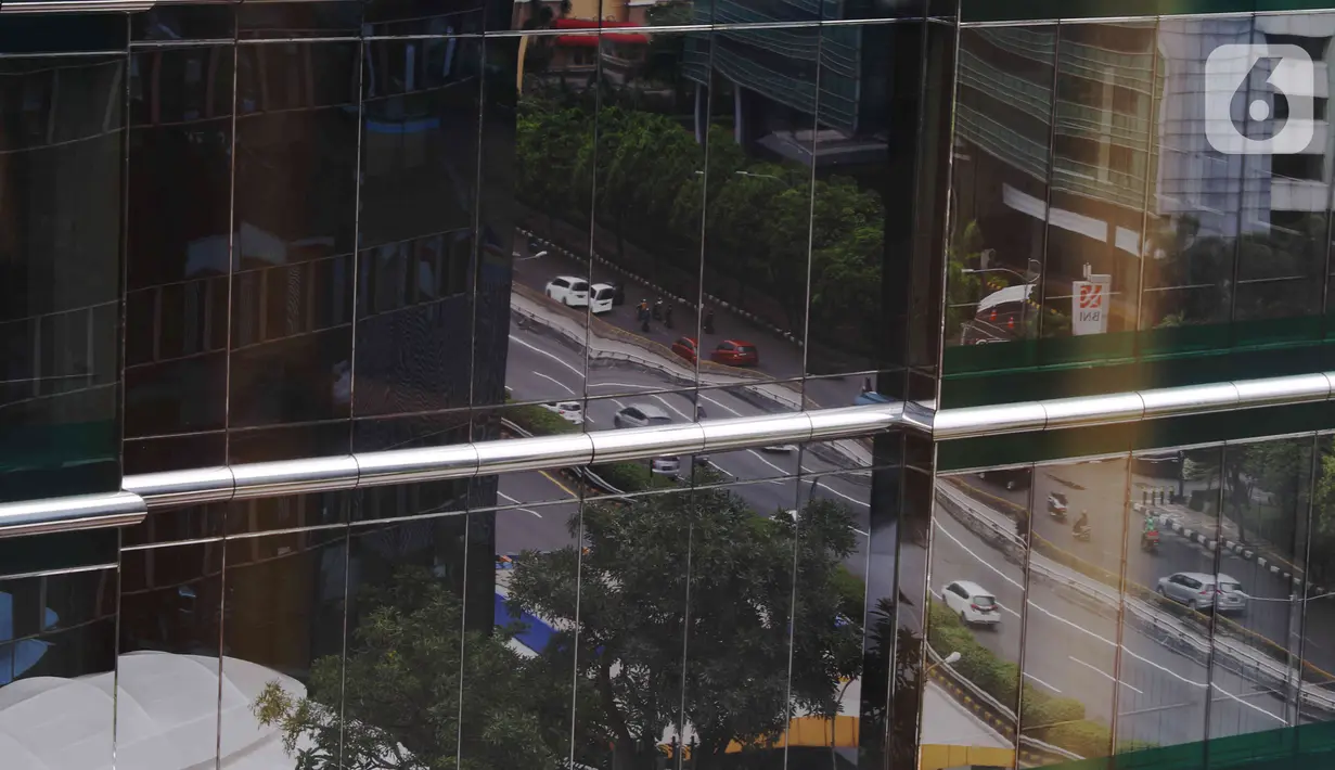 Refleksi lalu lintas terlihat dari jendela gedung bertingkat di kawasan Jakarta, Senin (17/1/2022). Bank Dunia memproyeksikan pertumbuhan ekonomi Indonesia pada tahun 2022 mencapai 5,2 persen. (Liputan6.com/Angga Yuniar)