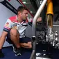 Salah satu mekanik Tim Federal Oil Gresini Moto2 saat mengulik motor, Minggu (4/11/2018)