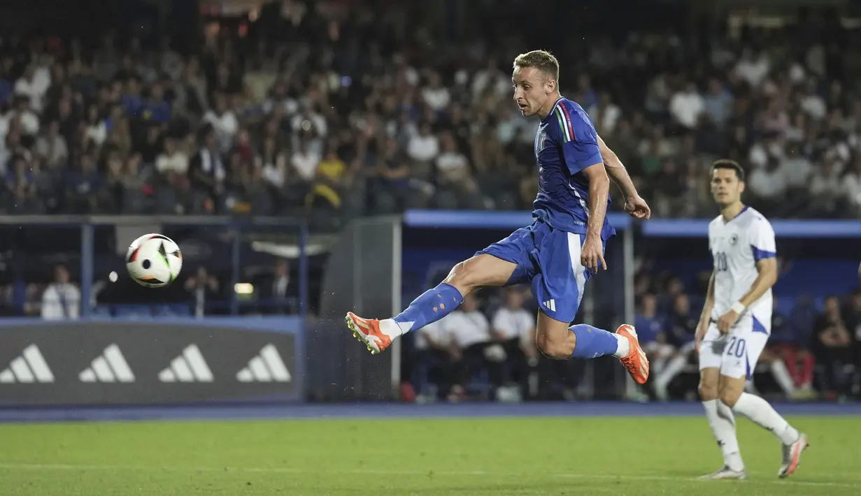 Pemain Italia, Davide Frattesi, mencetak gol apik ke gawang Bosnia-Herzegovina dalam laga uji coba internasional terakhir jelang Euro 2024 di Stadio Carlo Castellani, Senin (10/6/2024). (Massimo Paolone/LaPresse via AP)