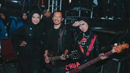 Chua sambil menggendong gitarnya berpose dengan para personel Kotak Band yang lain. (Foto: Instagram/@chuakotak)