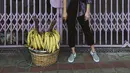 Boleh coba pakai black jumpsuit yang dipadu shirt. Untuk kesan kasual, kombinasikan dengan sneakers. (Instagram/enzystoria).