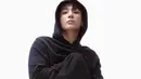 Kembali tampil genderless, Jungkook tampak begitu memukau mengenakan cropped hoodie yang mengekspos perut sixpack-nya. [Dok/Calvin Klein]
